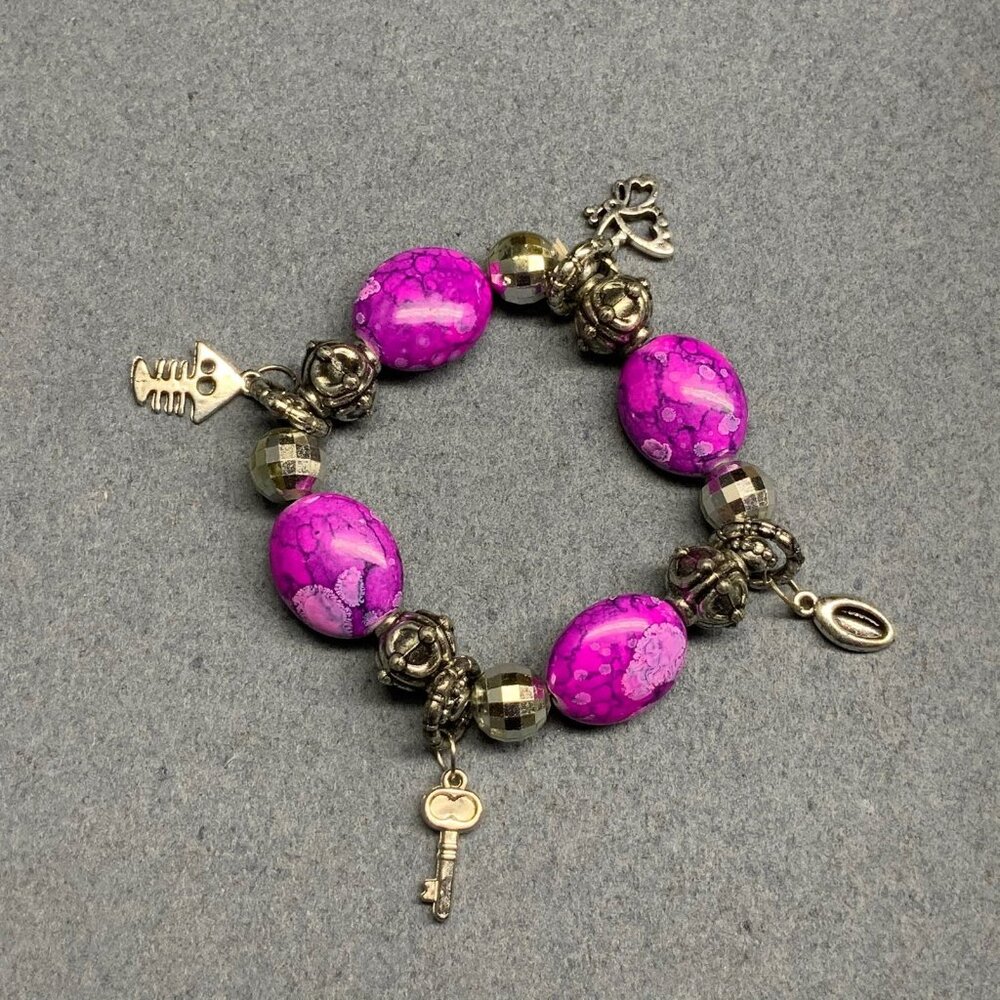 Charm Stretch Bracelet 7 In Mottled Magenta Silver Fishbone Key Butterfly Shell